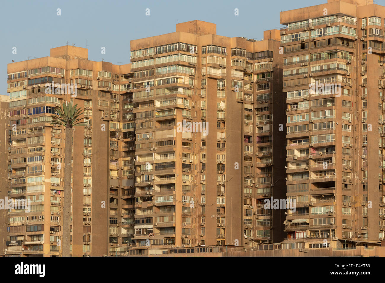 Ansicht der dichten Wohnblocks in Shubra, Kairo, Ägypten Stockfoto