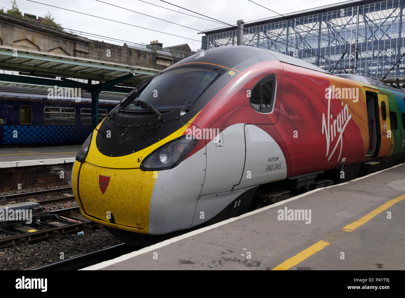 Virgin Pendolino 390 045 in Ride mit Pride Livery an der Carlisle Citadel Station Stockfoto