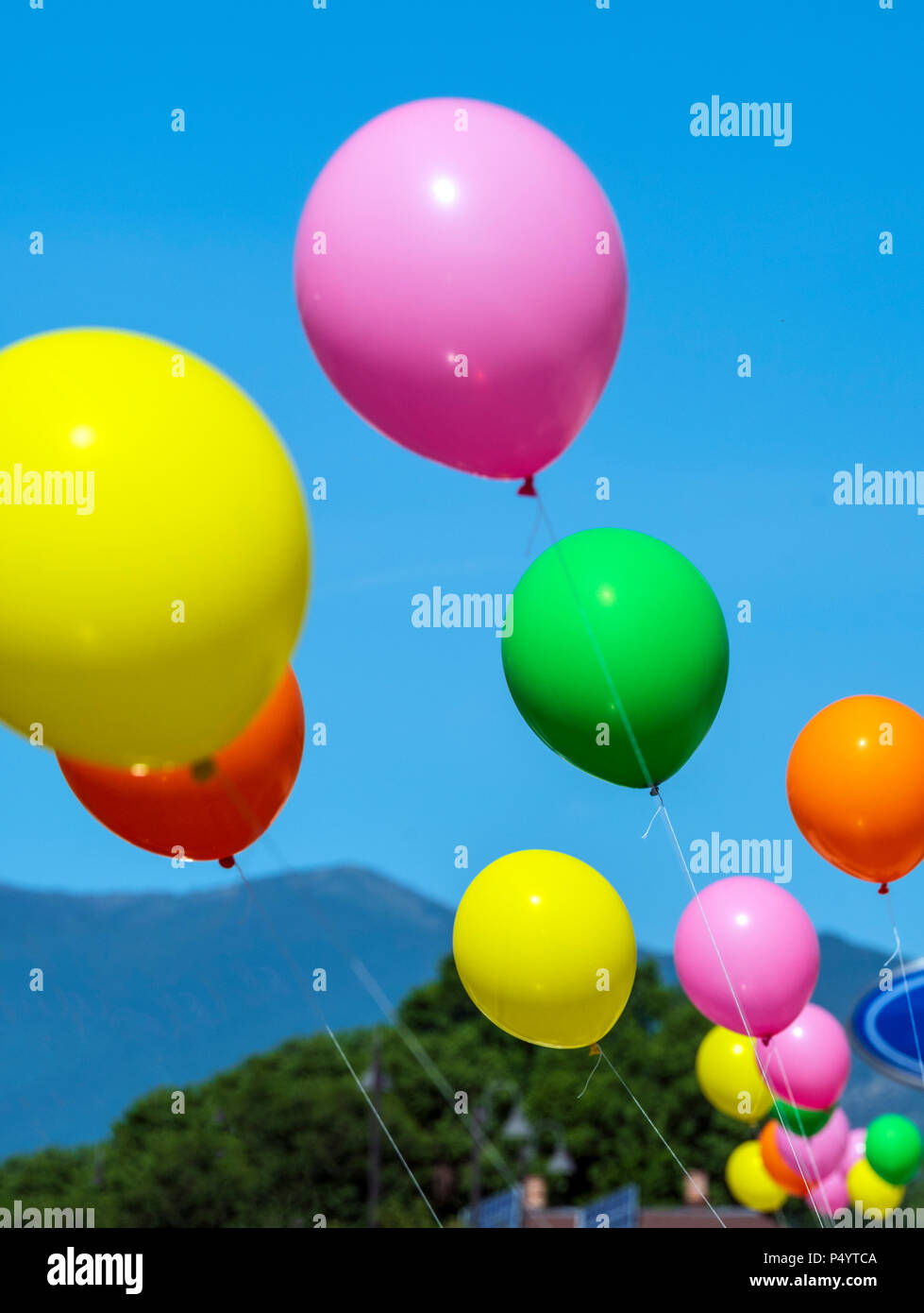 Bunte Luftballons; windigen Tag; Auto Dealership; Salida, Colorado, USA Stockfoto