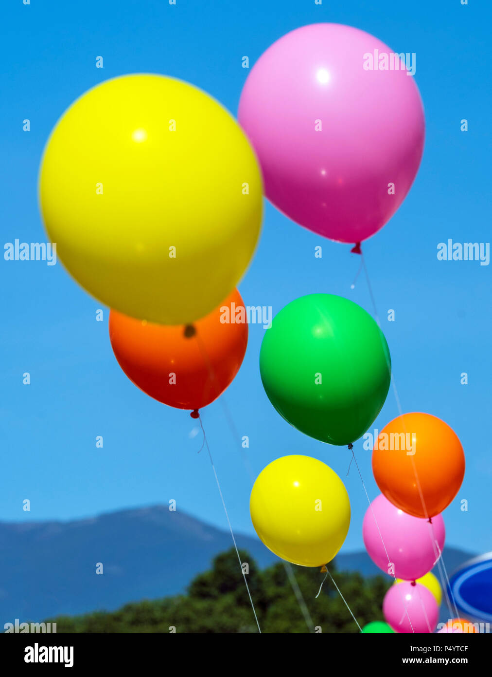 Bunte Luftballons; windigen Tag; Auto Dealership; Salida, Colorado, USA Stockfoto