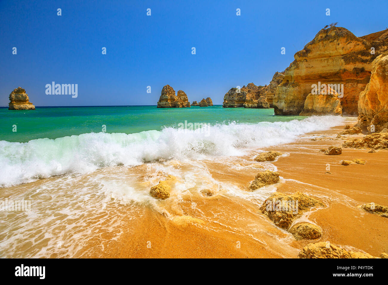 Säulen- und Sandsteinformationen von Praia tun sehen Camilo, Lagos, Algarve, Portugal. Camilo Strand besteht aus zwei Strände durch einen Tunnel verbunden. Dieser Teil der Strand bei Ebbe sichtbar. Stockfoto