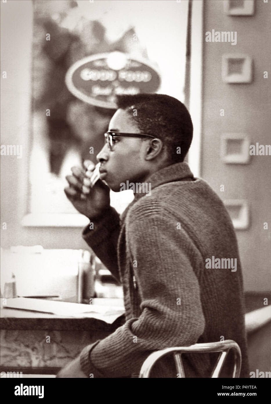 Benjamin Cowins während ein Sit-in im McCrory's Lunch Counter in Tallahassee, Florida am 21. Februar 1961. Eine Gruppe von Florida A&M die Schüler nach einem Sit-in am Mittagessen Zähler ein Tallahassee Woolworth's ein Jahr zuvor festgenommen worden waren. Stockfoto
