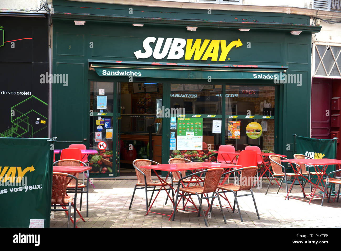 Subway Sandwiches in Le Mans, Frankreich. Entspannt sonnigen Sonntag Kunden genießen Mittagessen in Le Mans Stockfoto