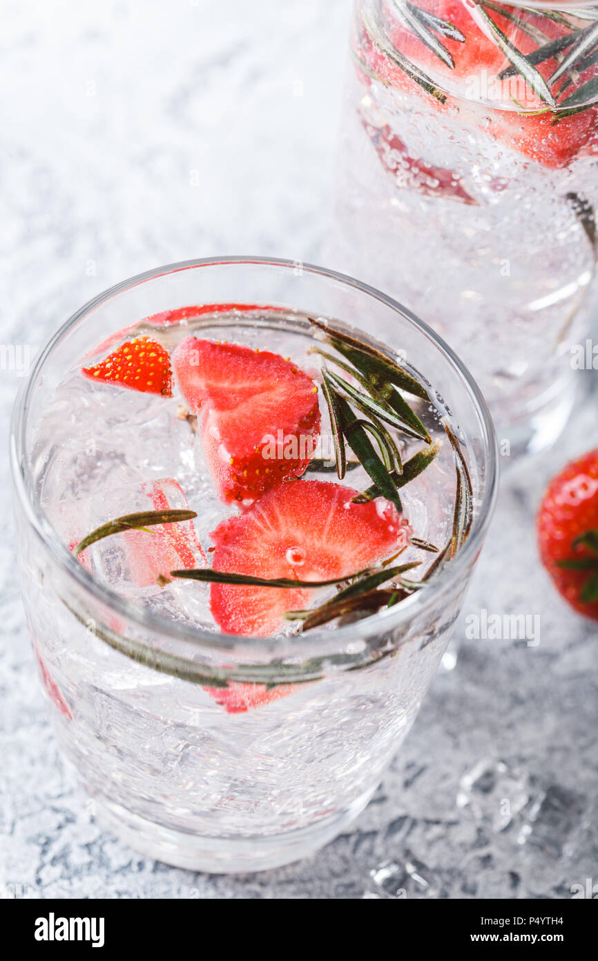Alkoholische oder alkoholfreie Cocktails mit Erdbeeren und Rosmarin und Eis im Glas Gläser Stockfoto