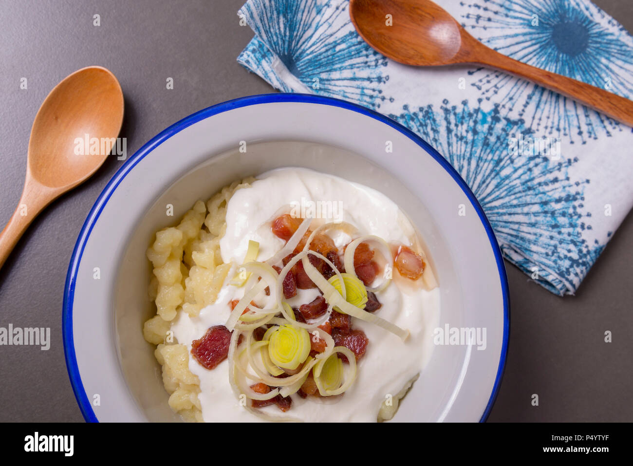 Bryndzove halusky. Traditionelle slowakische Gericht - kartoffelklöße mit gebratenem Speck, Käse und saurer Sahne. Stockfoto