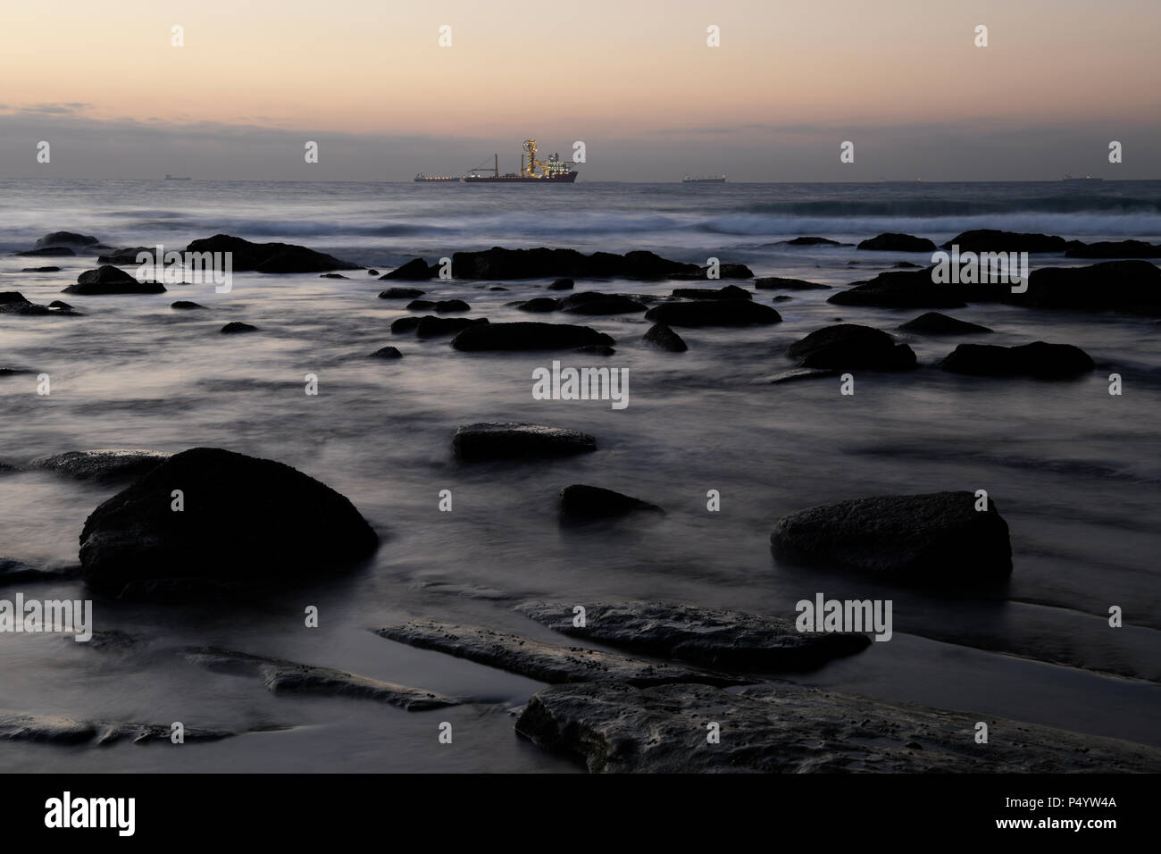 Durban, KwaZulu-Natal, Südafrika, Blur, Breaking Dawn, Schiffe, die am Horizont, Umhlanga Rocks Beach, Landschaft, verwischt, Bewegung Stockfoto