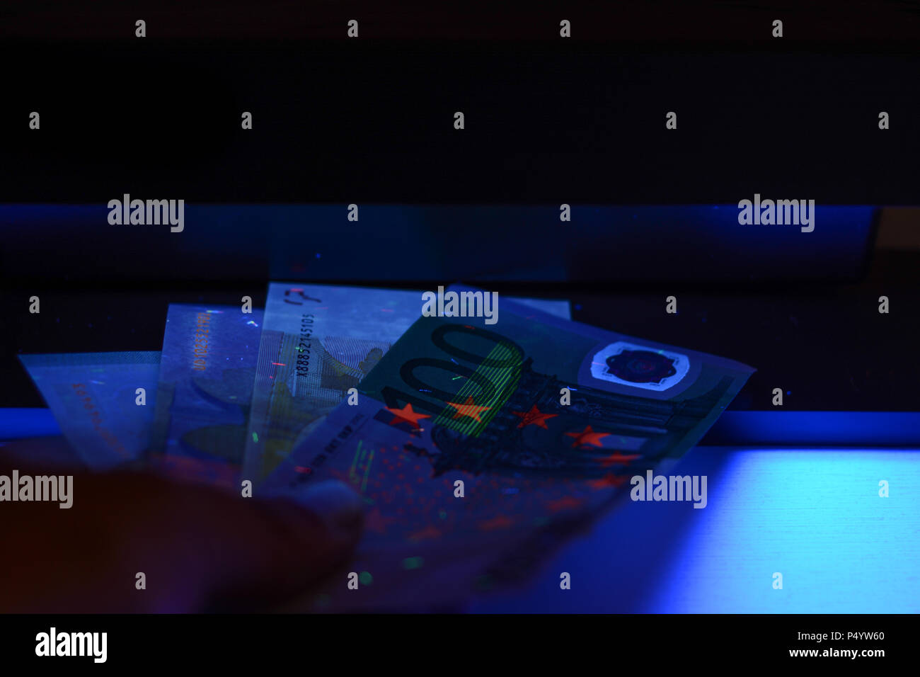 Geld testen - Detektor Euro Europäische Währung Fake prüfen Stockfoto