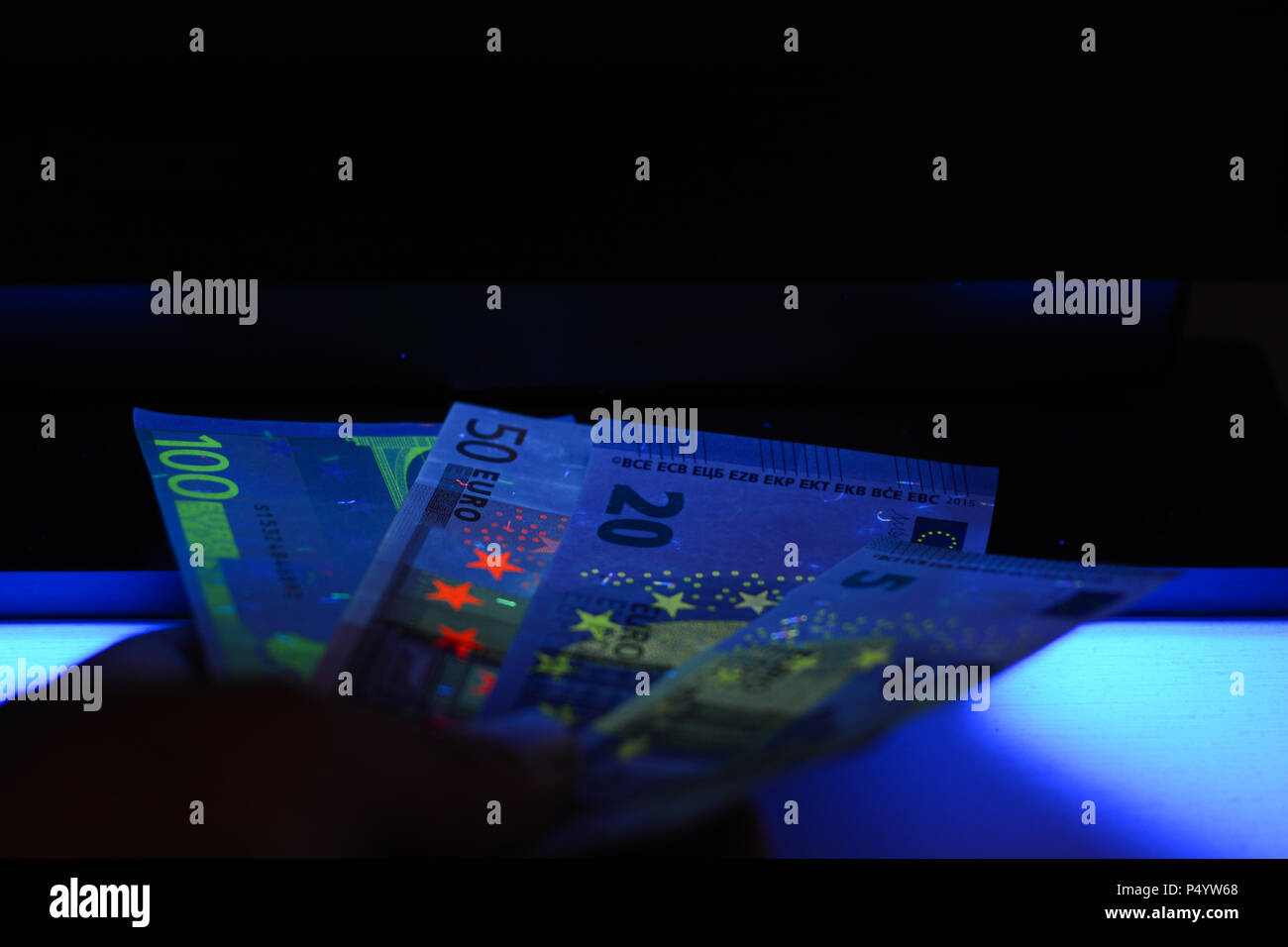 Geld testen - Detektor Euro Europäische Währung Fake prüfen Stockfoto