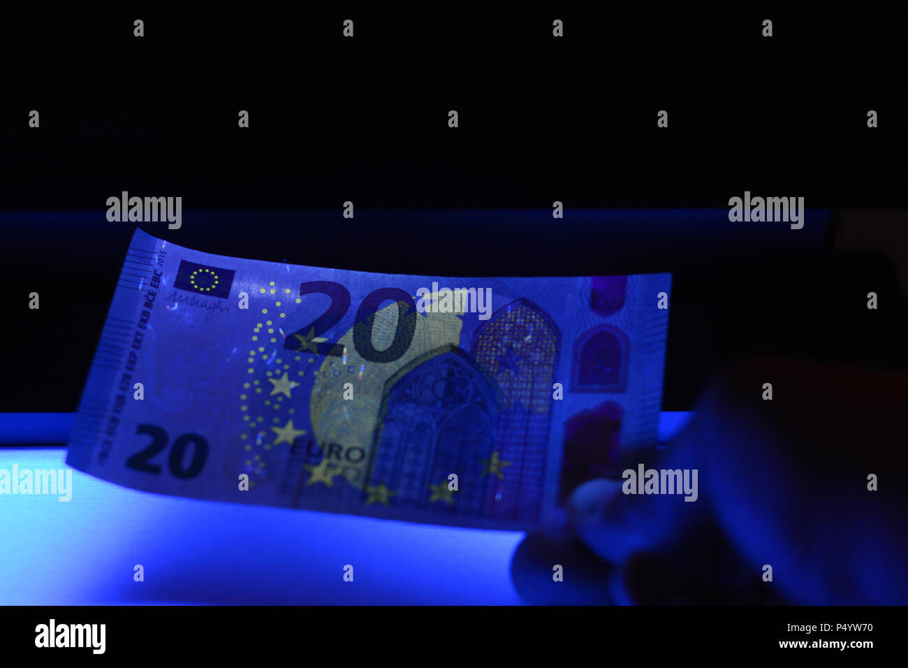 Geld testen - Detektor Euro Europäische Währung Fake prüfen Stockfoto