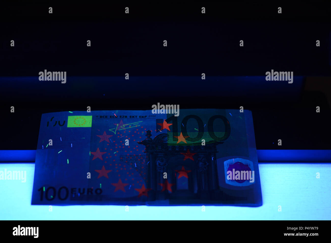 Geld testen - Detektor Euro Europäische Währung Fake prüfen Stockfoto