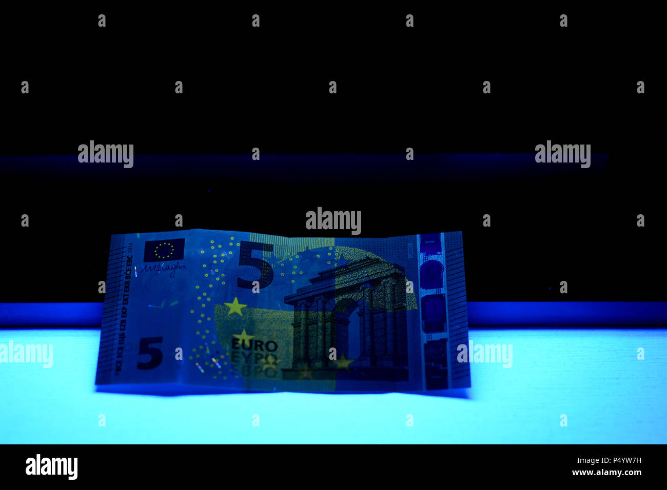 Geld testen - Detektor Euro Europäische Währung Fake prüfen Stockfoto