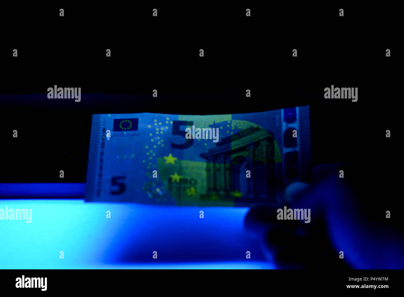 Geld testen - Detektor Euro Europäische Währung Fake prüfen Stockfoto