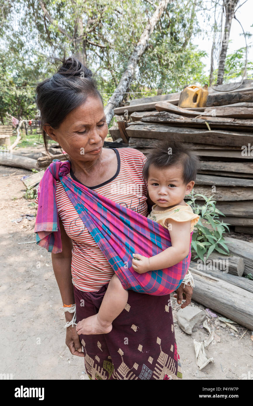 Frau mit Kind, Nong Ping, Laos Stockfoto