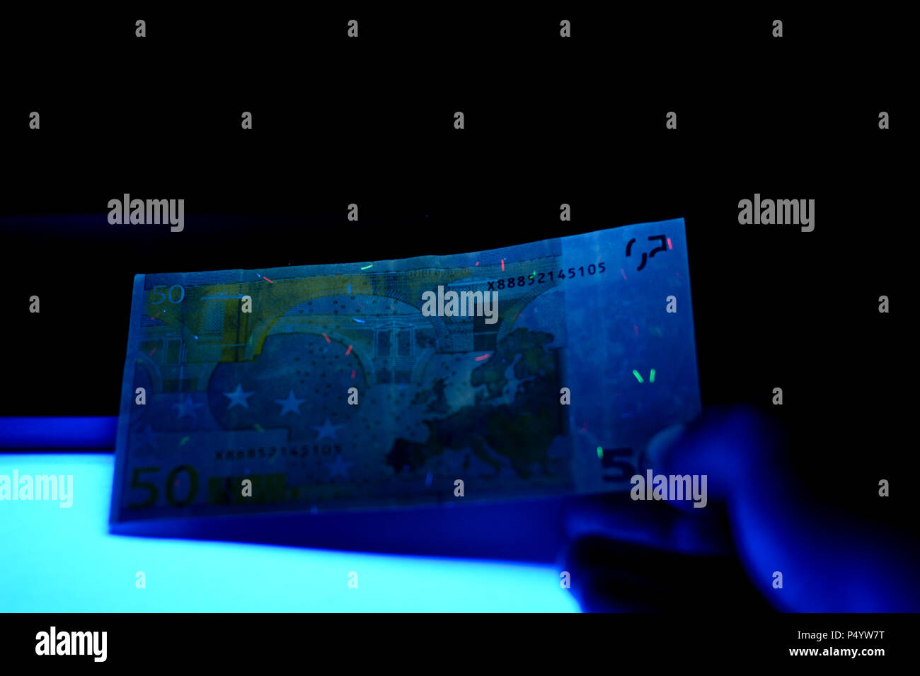 Geld testen - Detektor Euro Europäische Währung Fake prüfen Stockfoto