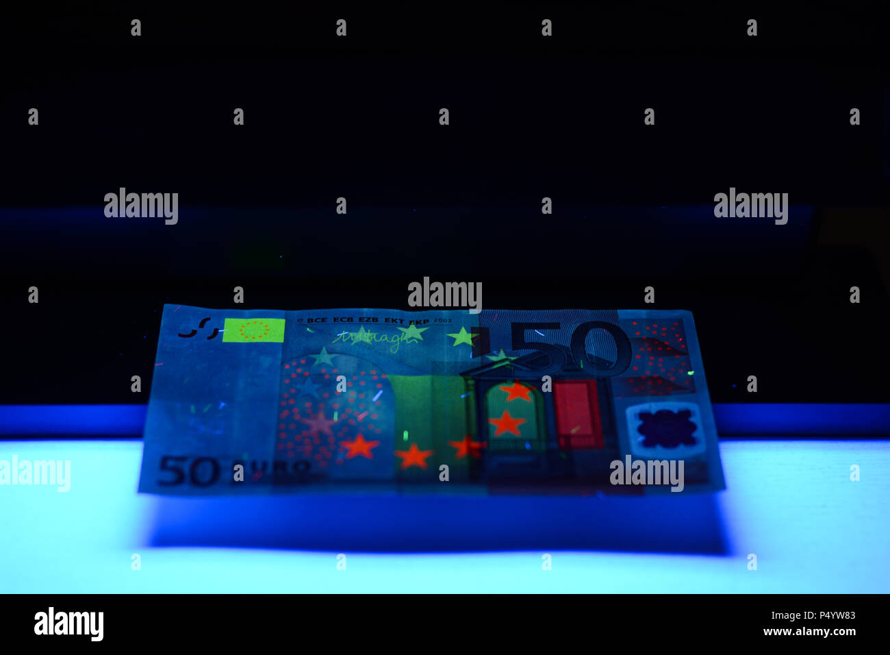 Geld testen - Detektor Euro Europäische Währung Fake prüfen Stockfoto