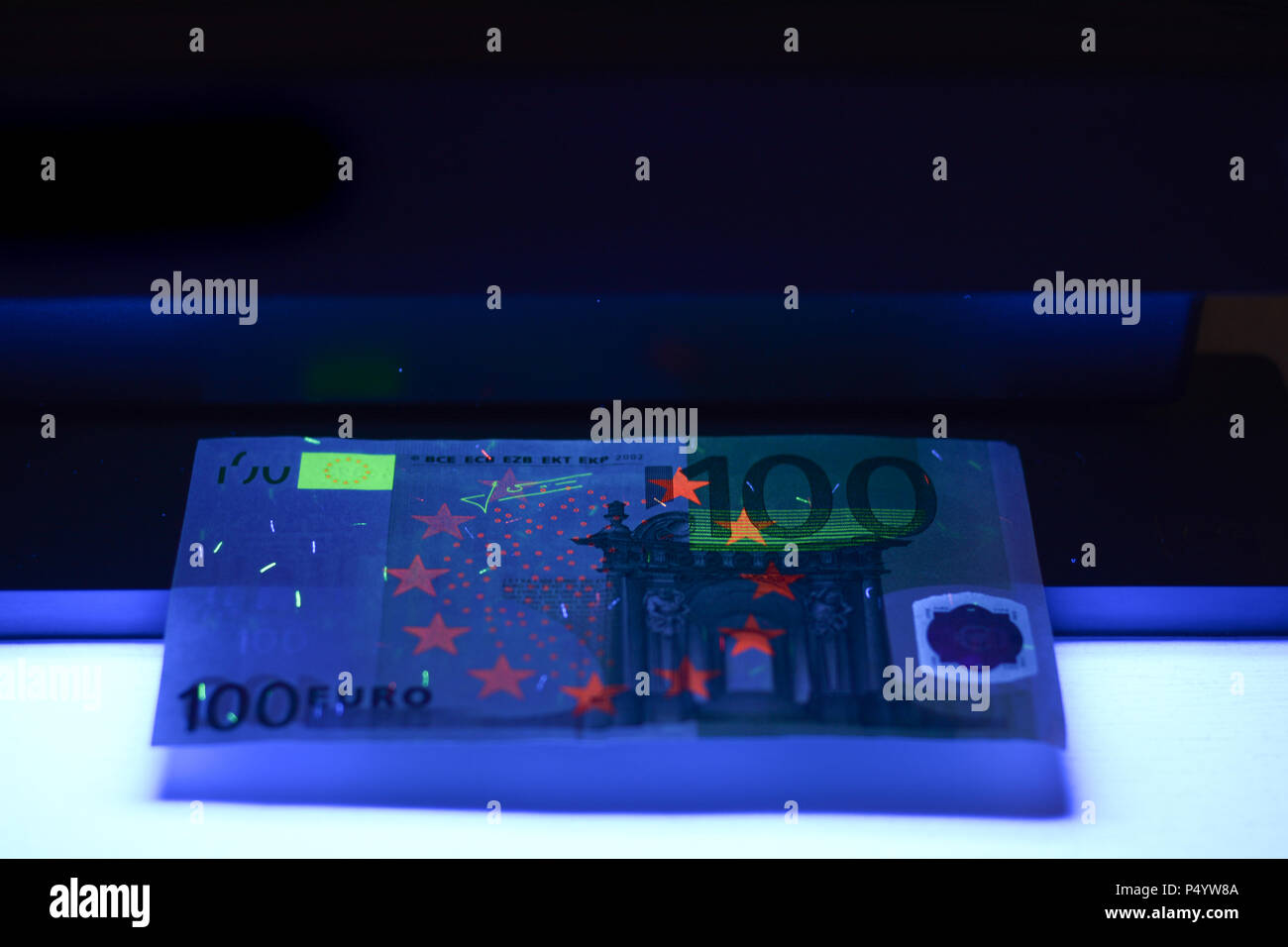 Geld testen - Detektor Euro Europäische Währung Fake prüfen Stockfoto