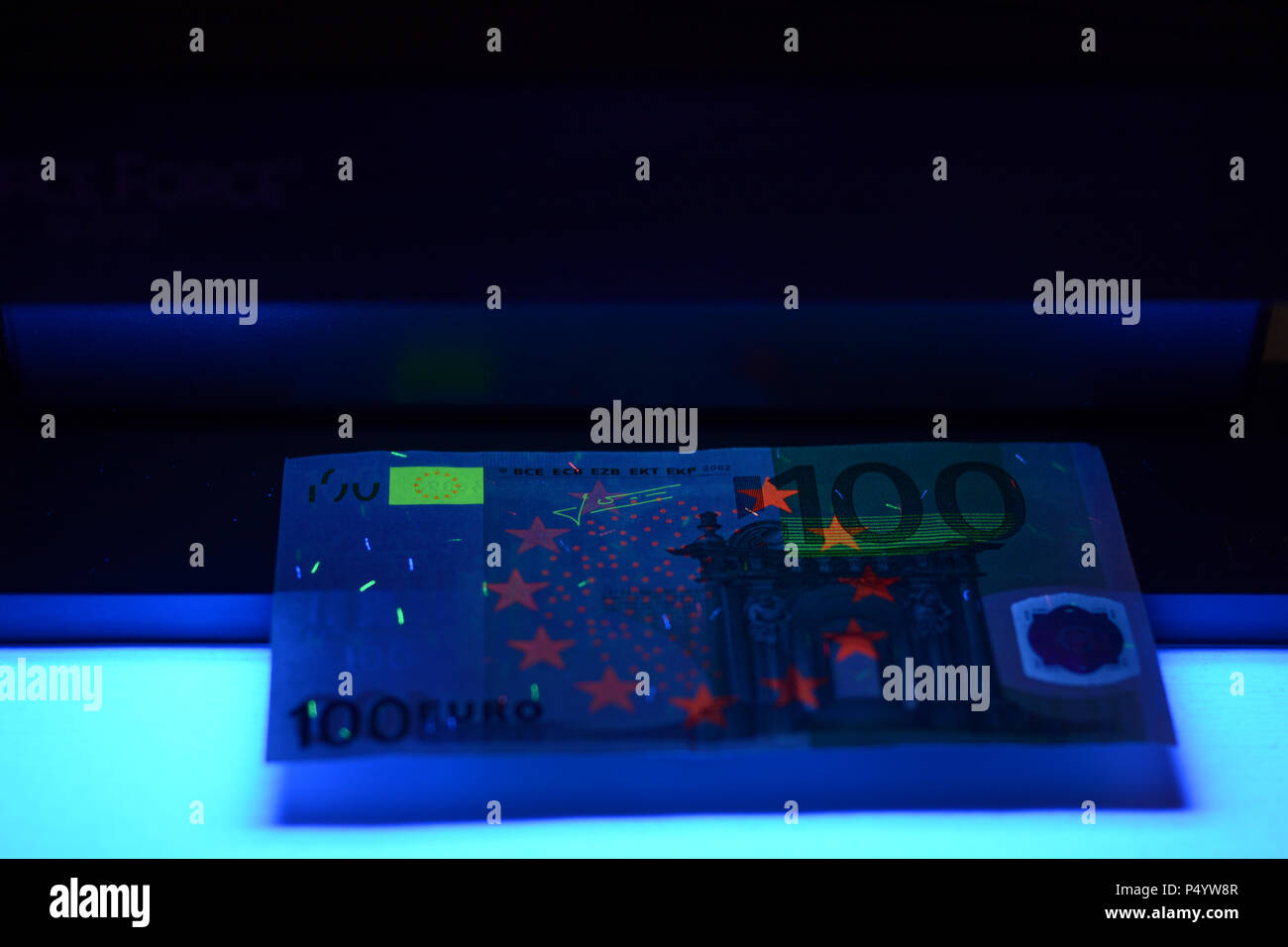 Geld testen - Detektor Euro Europäische Währung Fake prüfen Stockfoto