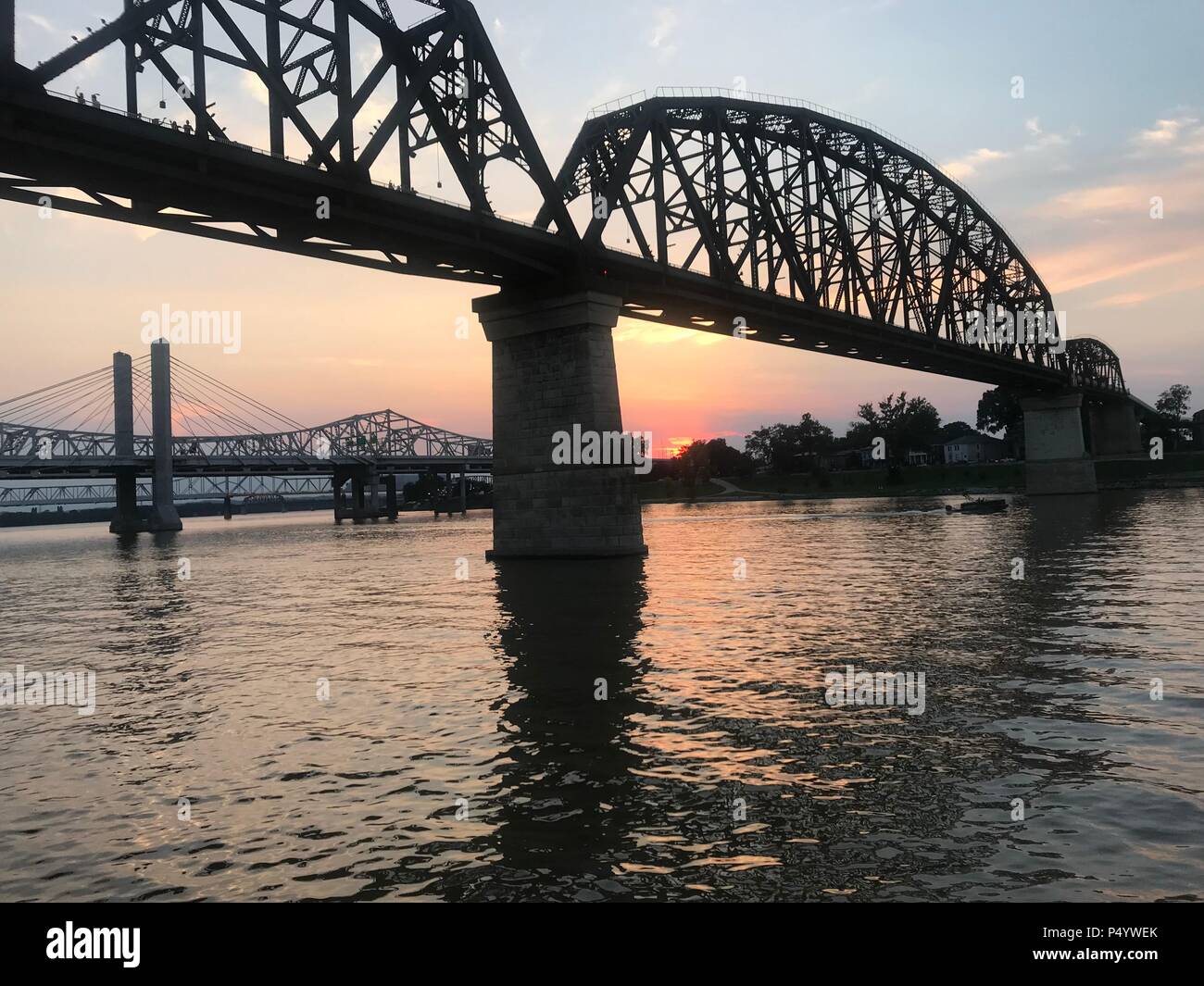 Ohio Fluss und Brücke Overhead Stockfoto