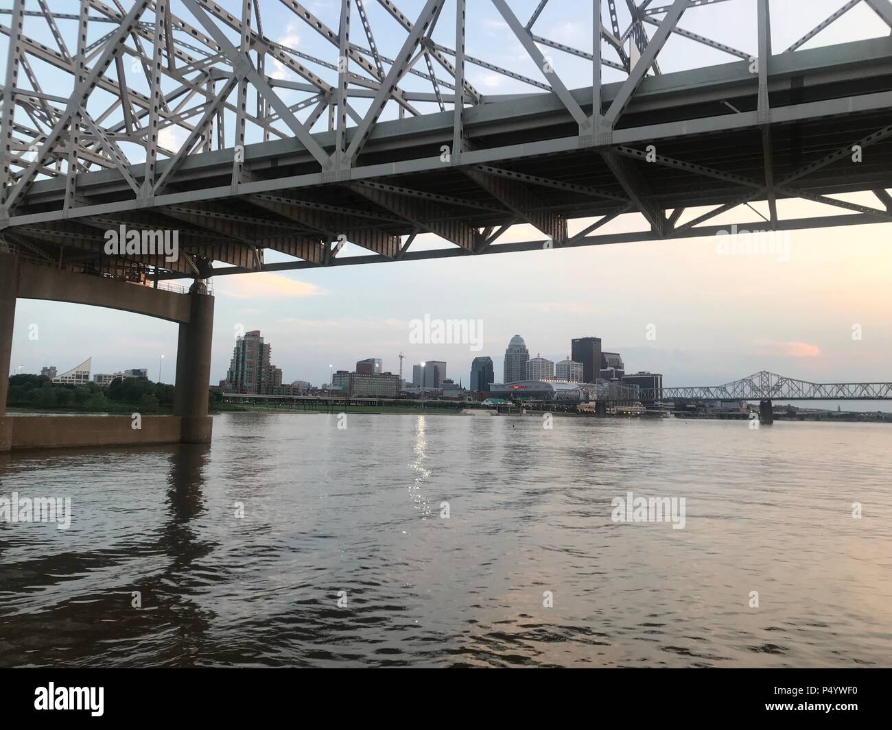 Blick auf Downtown Louisville aus Ohio River Stockfoto