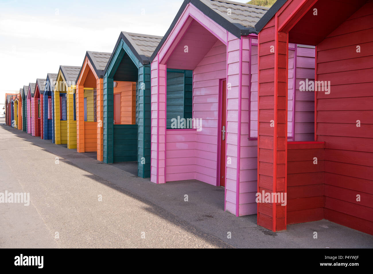 Farbige Strand Hütten auf Saltburn promenade Stockfoto