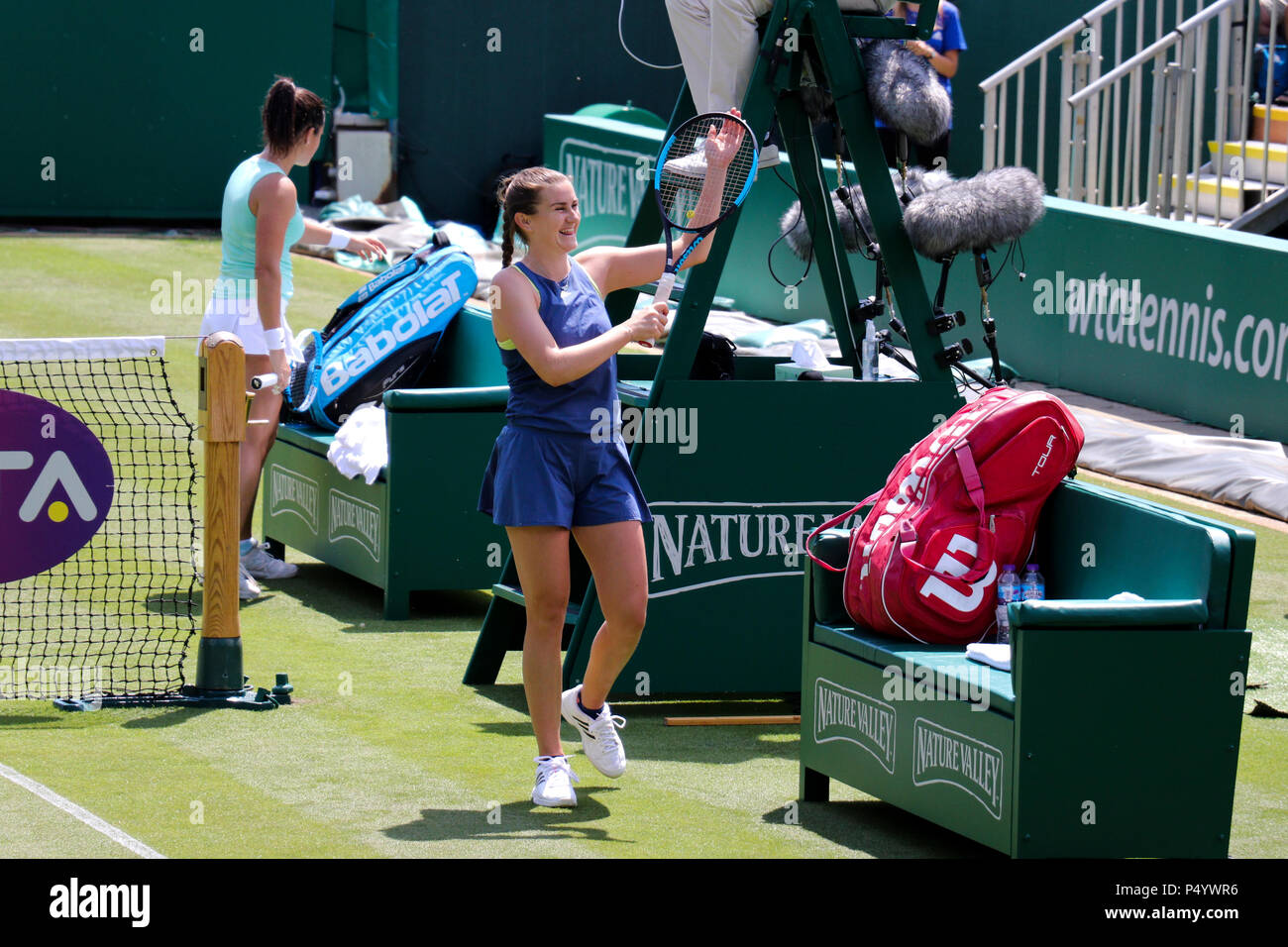 Lara Arruabarrena bei den Frauen Tennis Association WTA International Tennis in Eastbourne, Devonshire Park, East Sussex. Natur Tal Internationalen Stockfoto