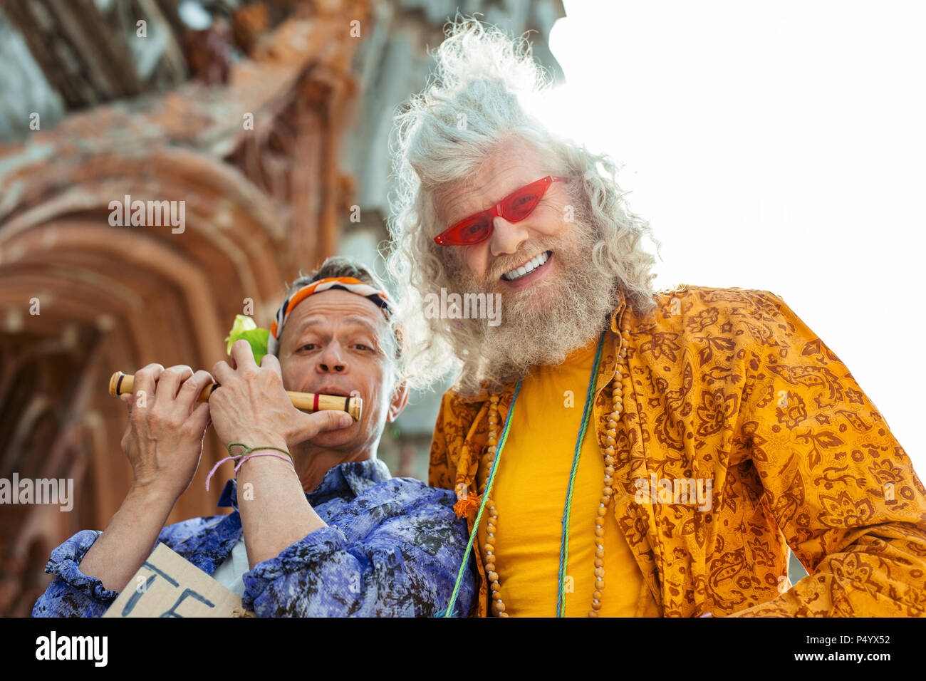 Strahlendes Lächeln Hippies tragen hellen stilvollen Hemden Stockfoto