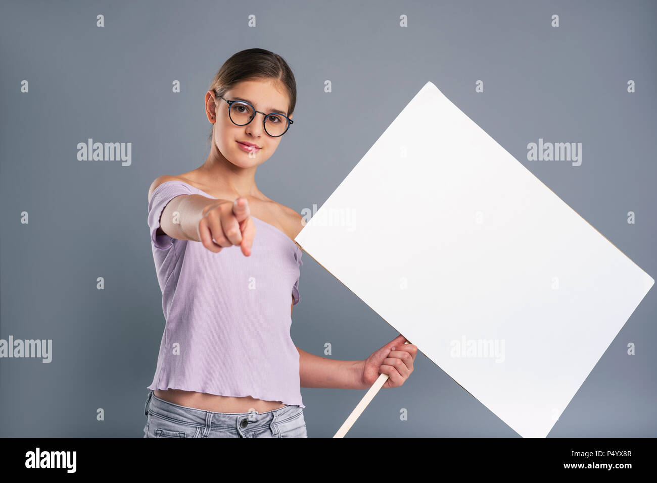 Cute Jugendmädchen holding Banner und zeigen Stockfoto