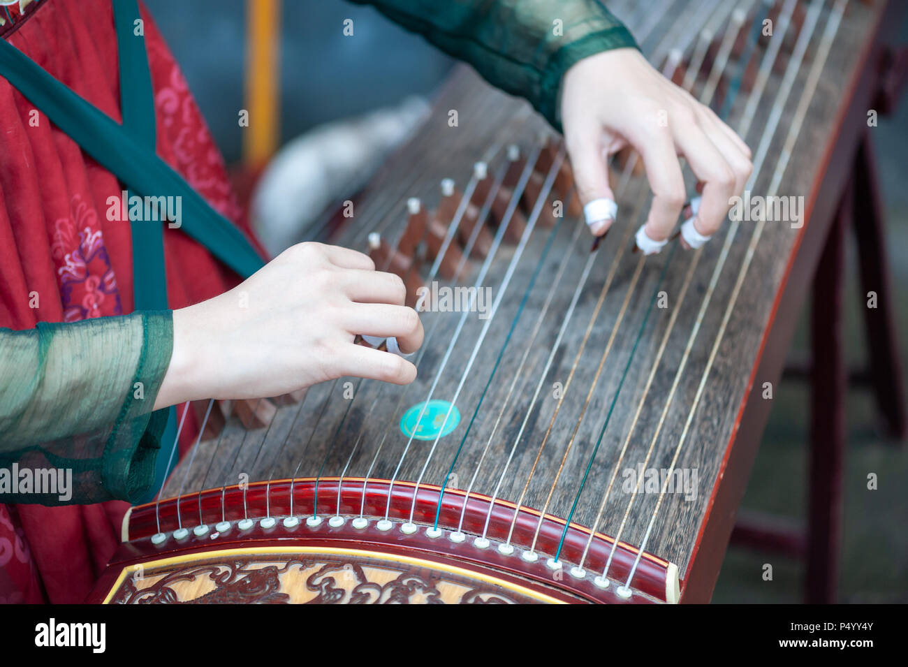 Chongqing China 13 Juni 2018 Frau Spielen Guzheng Traditionelle Chinesische Musik Streichinstrument Stockfotografie Alamy