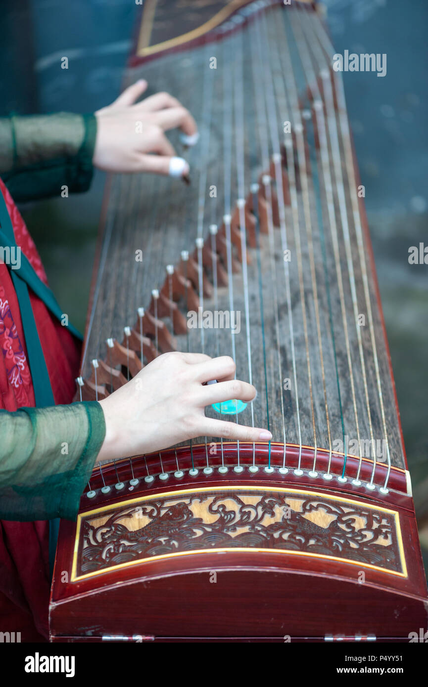 Chongqing China 13 Juni 2018 Frau Spielen Guzheng Traditionelle Chinesische Musik Streichinstrument Stockfotografie Alamy