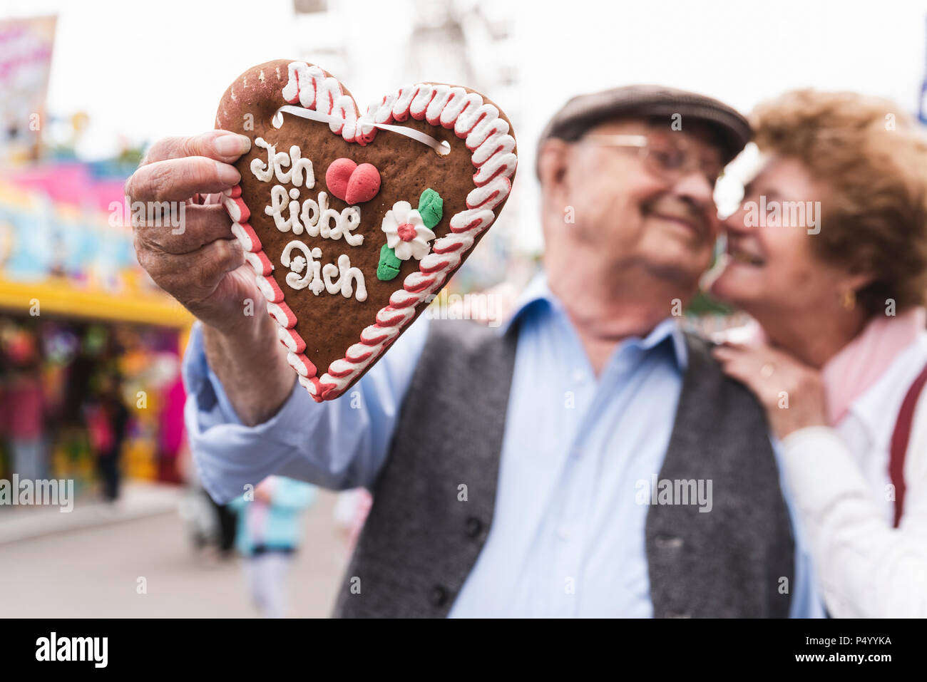 Die Hand des älteren Mann mit ingerbread Herz auf faire, close-up Stockfoto