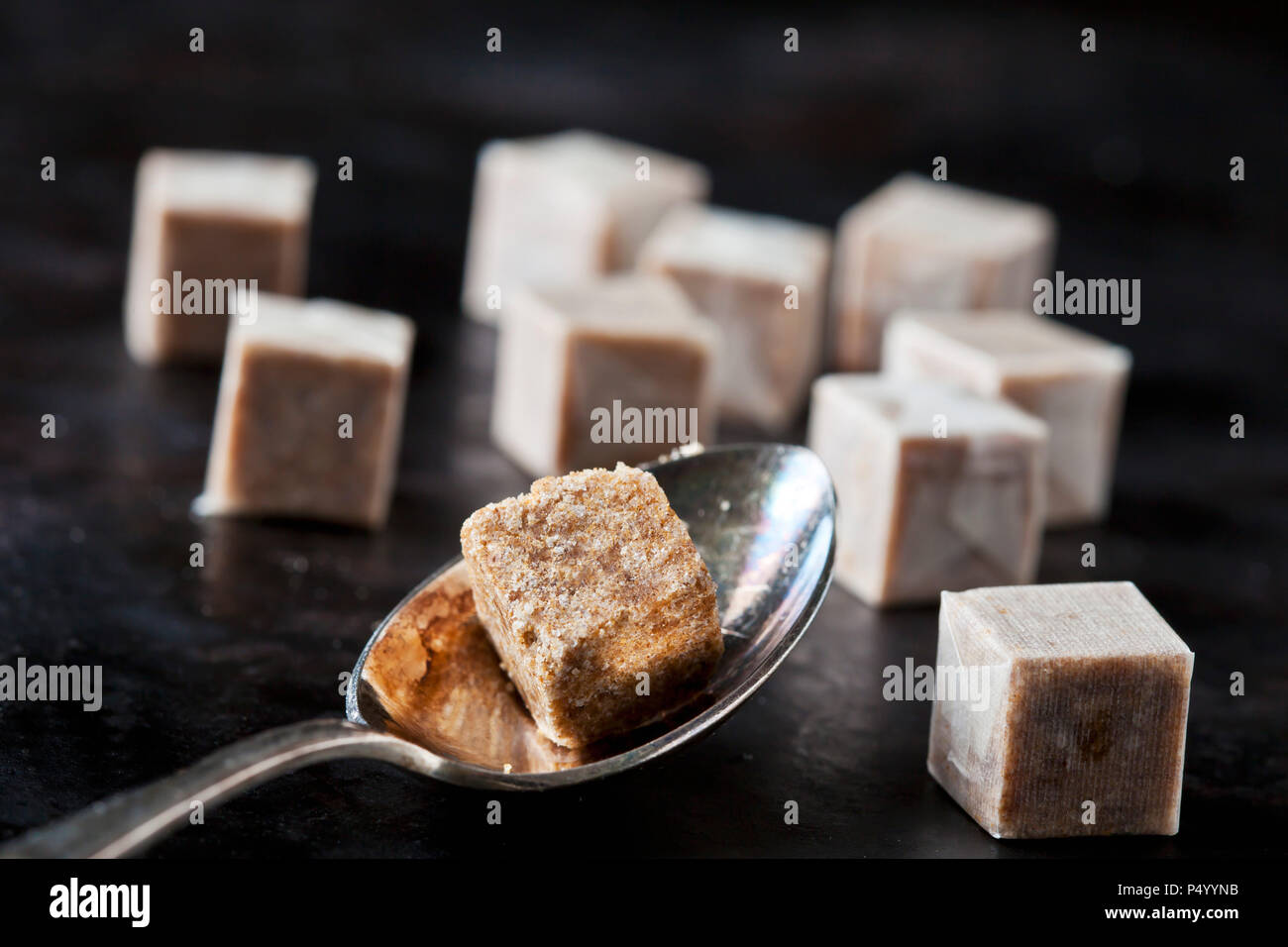 Brühwürfel auf Kaffee Löffel, close-up Stockfoto