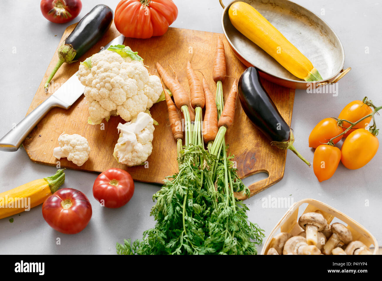 Raw Set Zutaten zum Kochen Gemüse Eintopf auf grauem Hintergrund. Rezept Kochen gesund essen Konzept Stockfoto