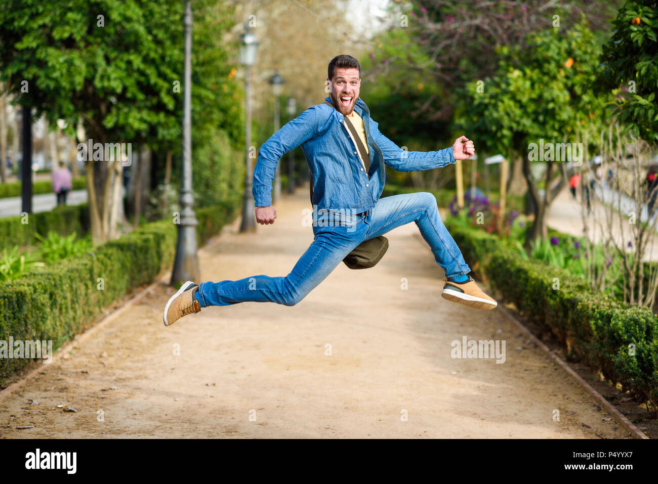 Junger Mann springen Stockfoto