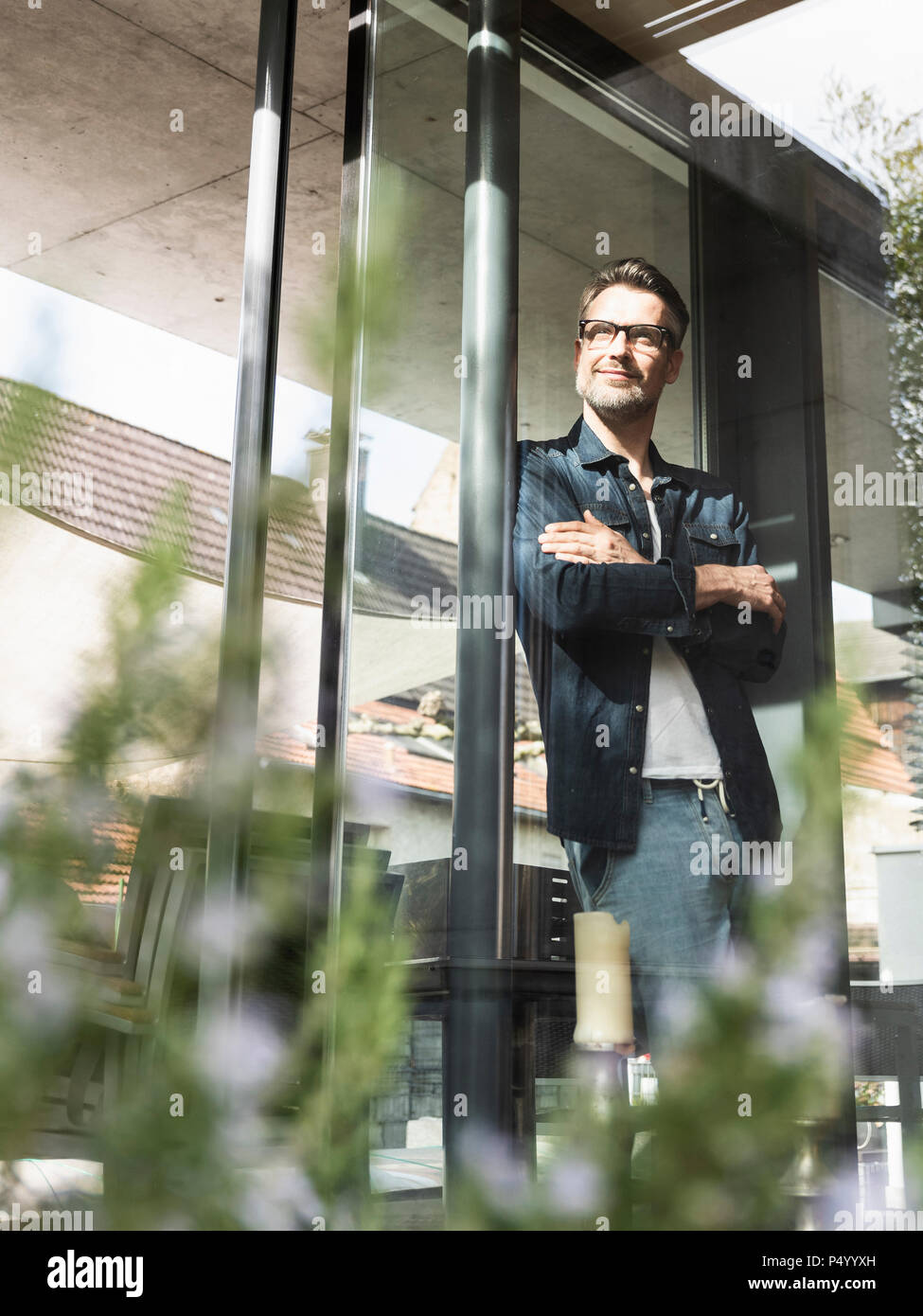 Inhalt reifer Mann stand vor der Tür seines Hauses Stockfoto