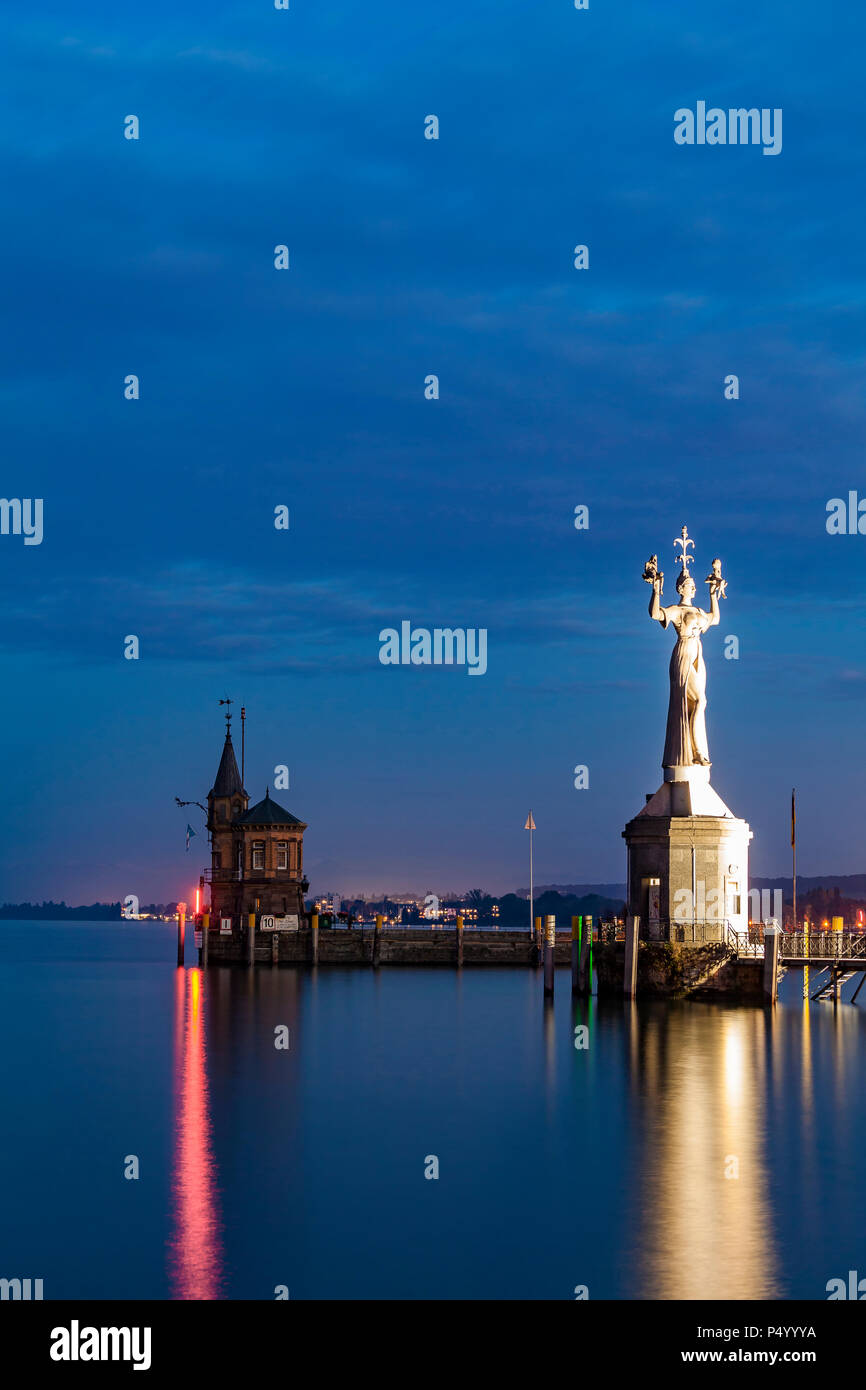 Deutschland, Konstanz, Blick auf die Hafeneinfahrt mit Leuchtturm und Imperia in der Dämmerung Stockfoto