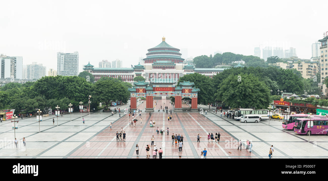 Chongqing, China - Juni 14,2018: Panorama der RenMin Dalitang - der Menschen große Halle - in People's Square an einem nebligen Tag Stockfoto