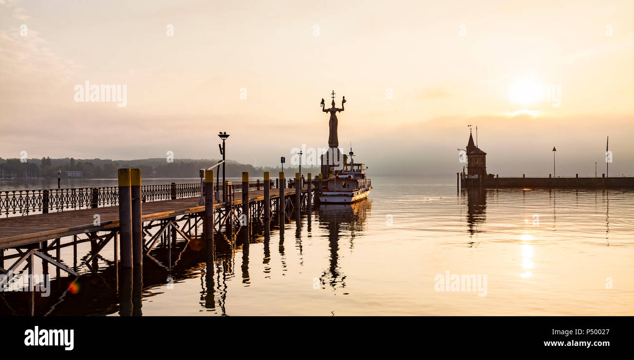 Deutschland, Konstanz, Blick auf die Hafeneinfahrt mit Imperia und Leuchtturm am Morgen twilight Stockfoto