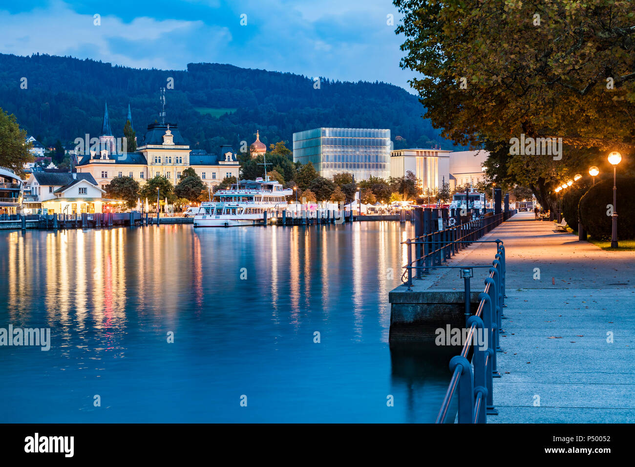 Österreich, Vorarlberg, Bregenz, Bodensee, Hafen, Seepromenade, Kunsthaus Bregenz am Abend Stockfoto