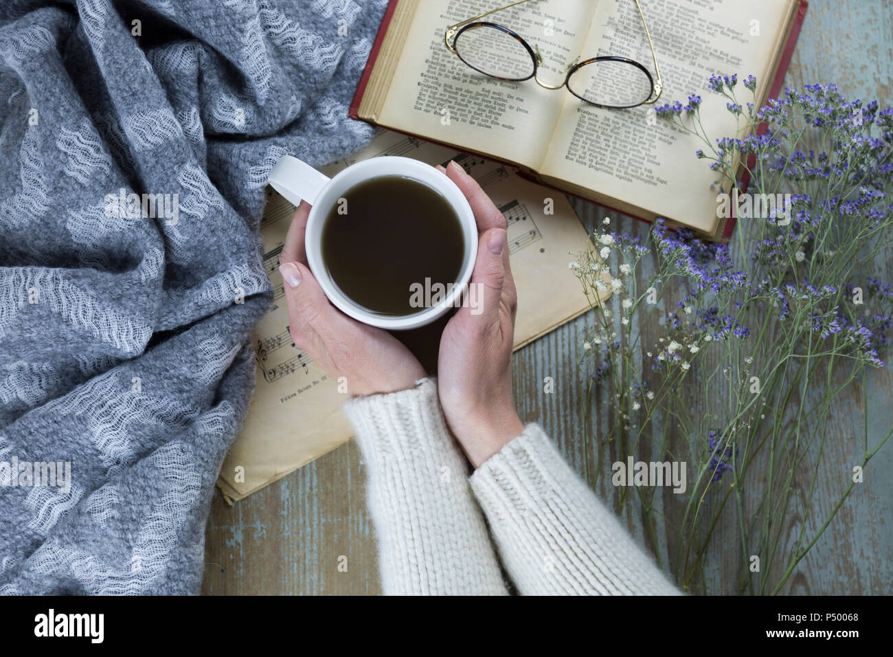 Hände von Frau mit Tasse schwarzen Kaffee Stockfoto