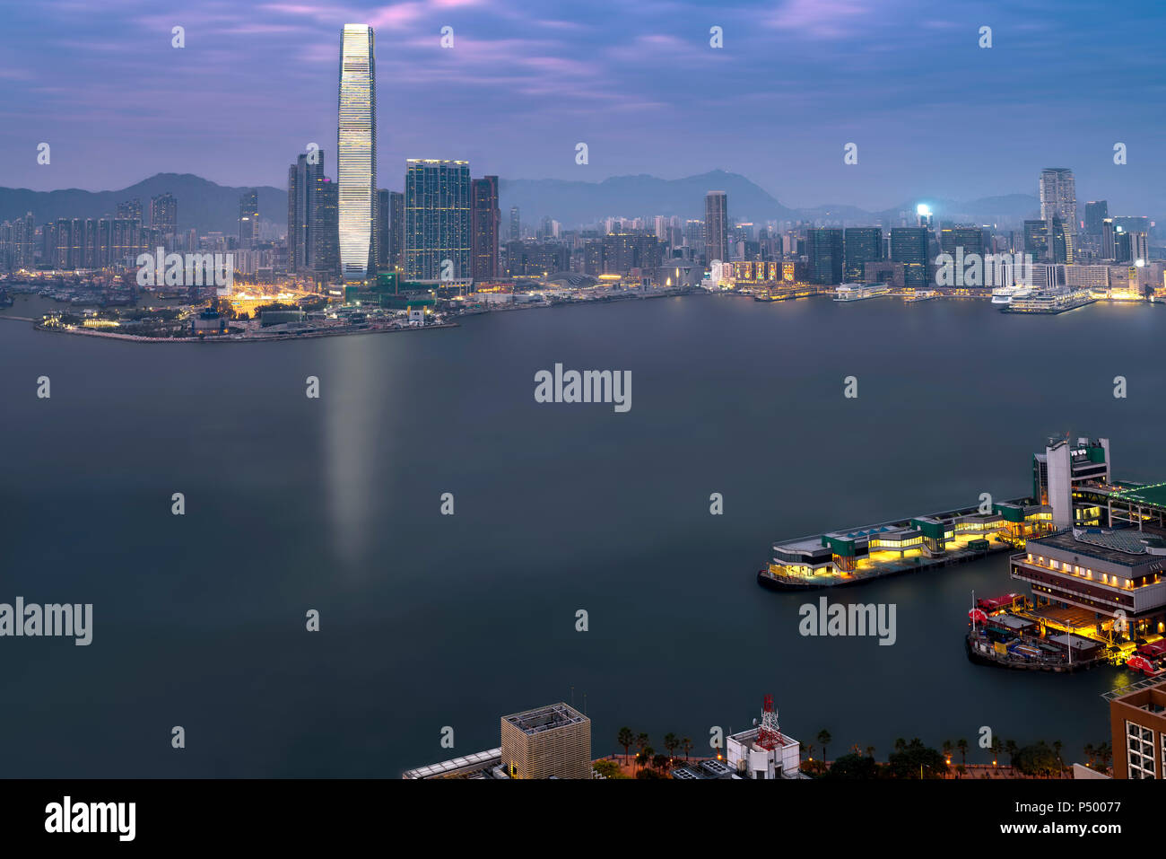 China, Hong Kong, Victoria Harbour, Kowloon am Abend Stockfoto