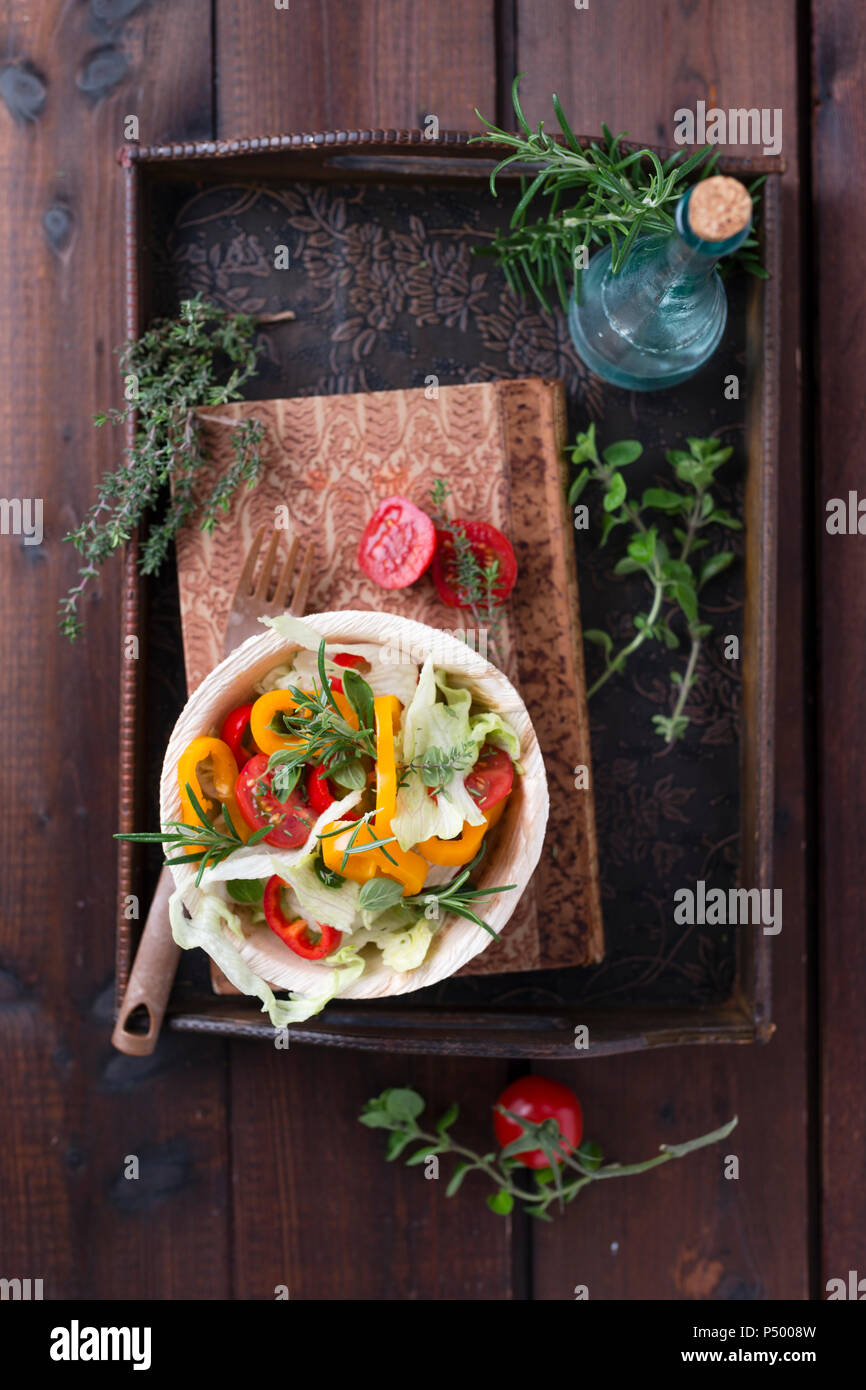 Schüssel gemischten Salat mit Kräutern Stockfoto