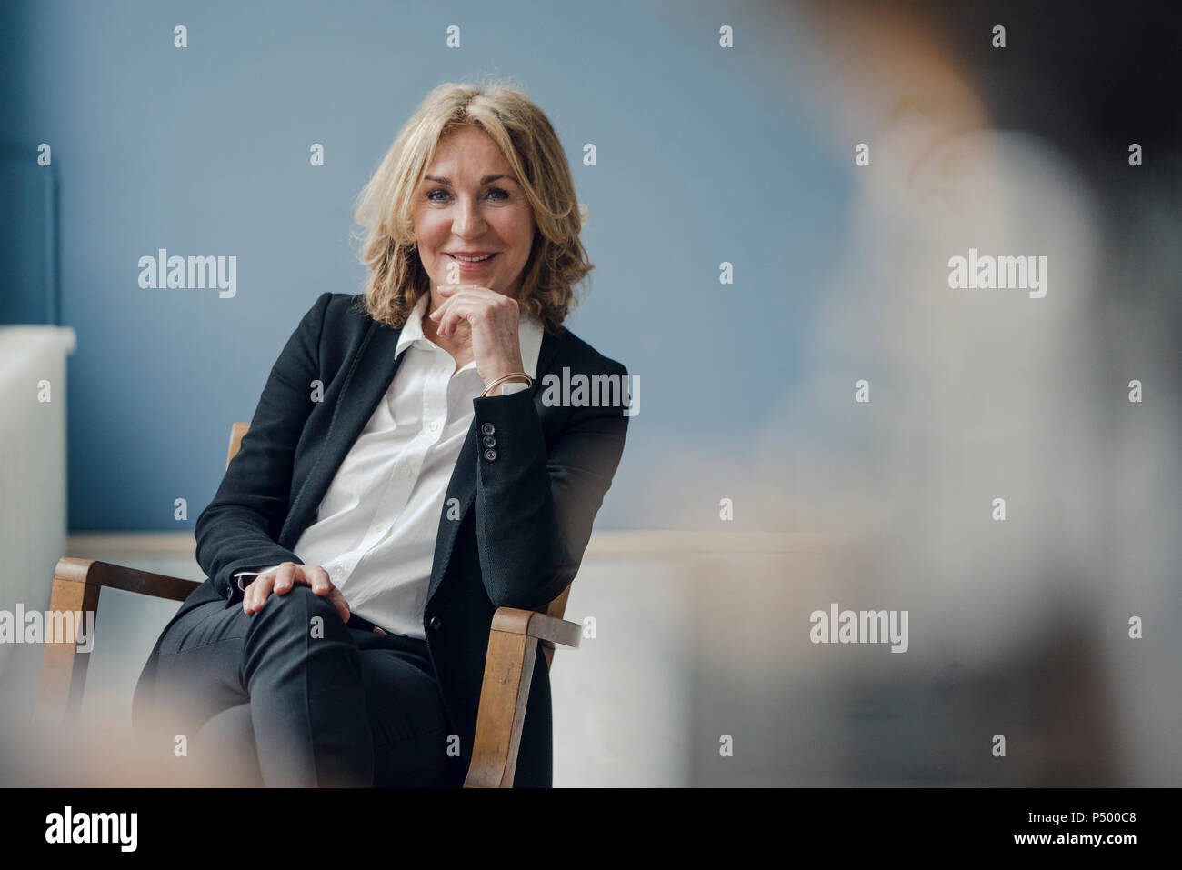 Portrait von lächelnden senior Geschäftsfrau im Stuhl Stockfoto