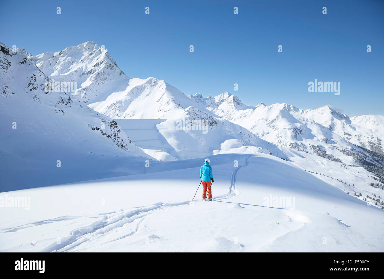 Österreich, Tirol, Kühtai, Weiblichen Skifahrer im Winter Landschaft Stockfoto