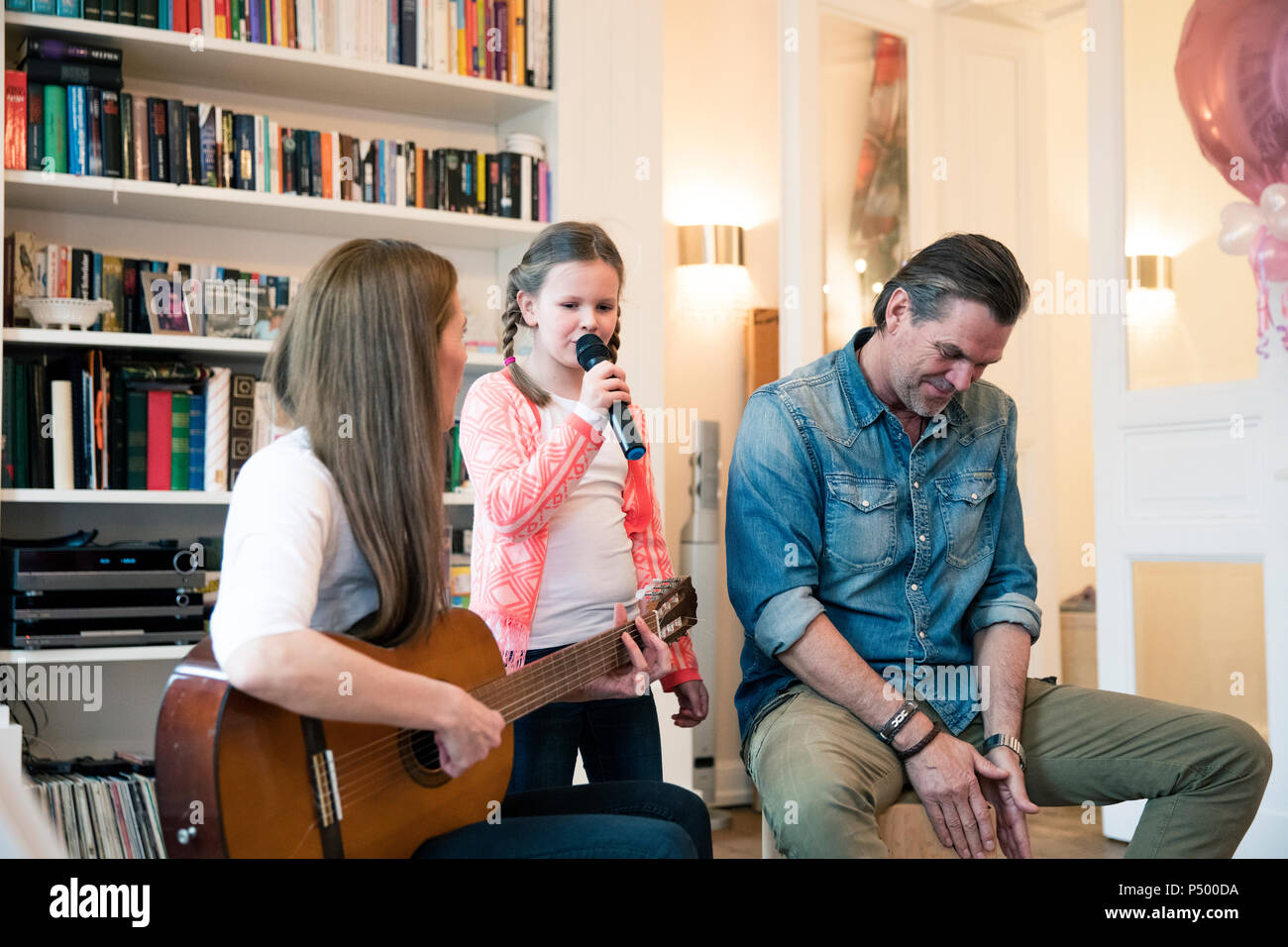 Glückliche Familie zusammen Musik zu Hause Stockfoto