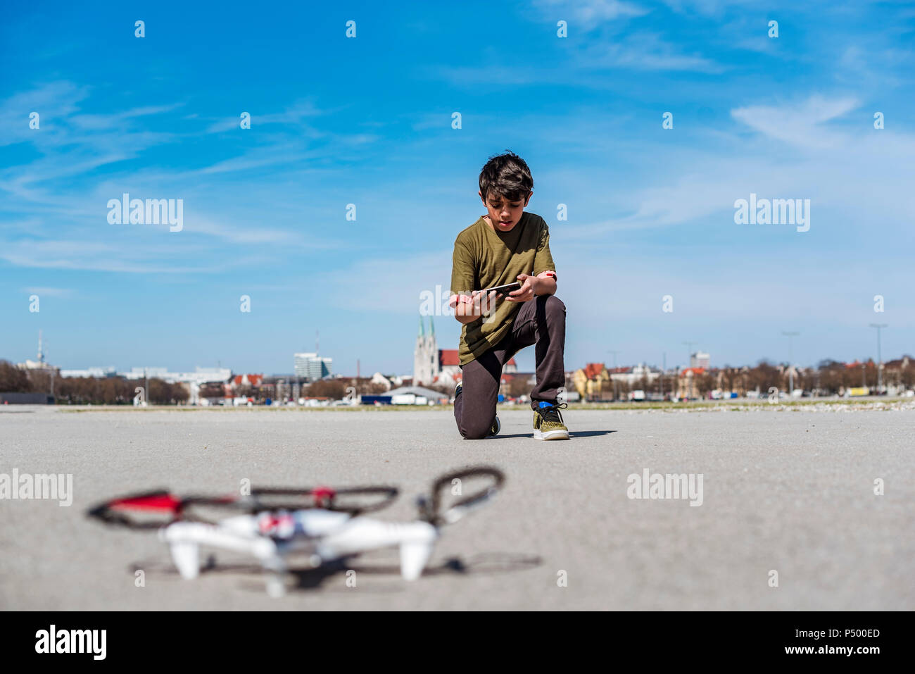 Junge flying Drone Stockfoto