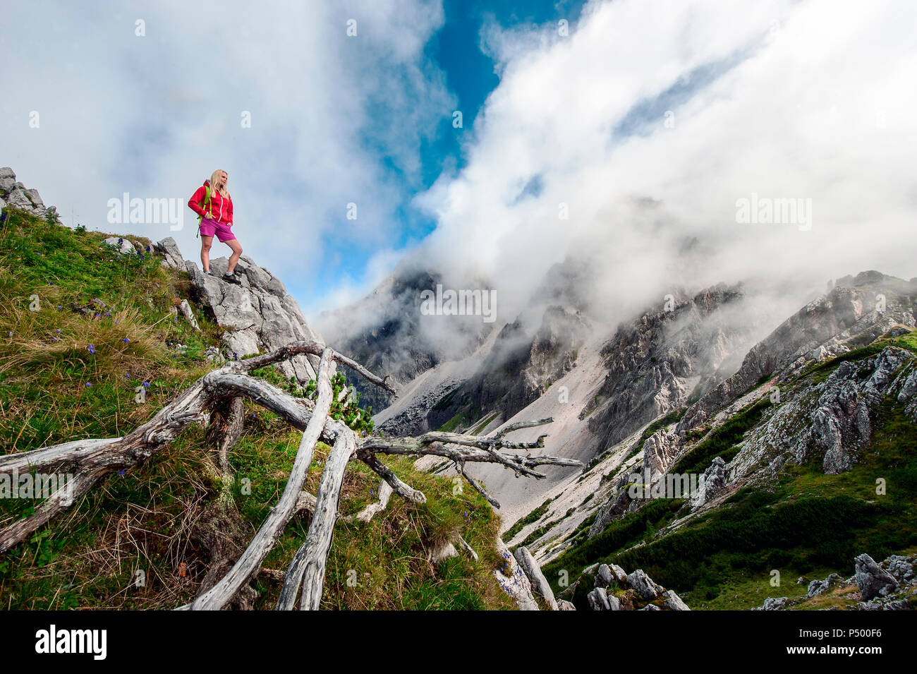 Österreich, Salzburg Land, Filzmoos, weibliche Wanderer zu betrachten Stockfoto
