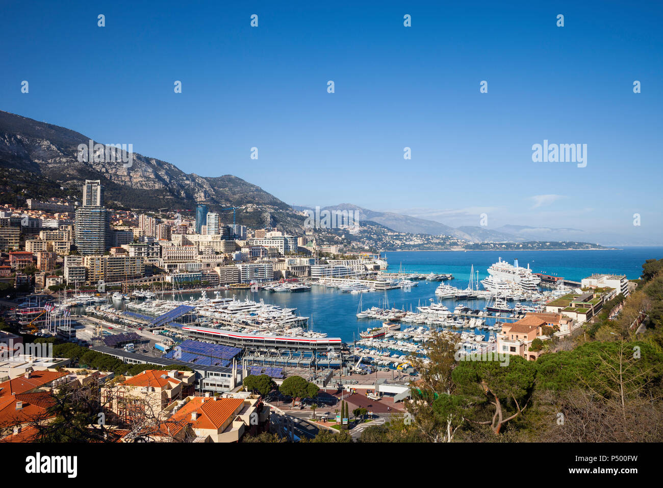 Fürstentum Monaco, Monaco, Monte Carlo, Blick auf den Hafen Port Hercule Stockfoto