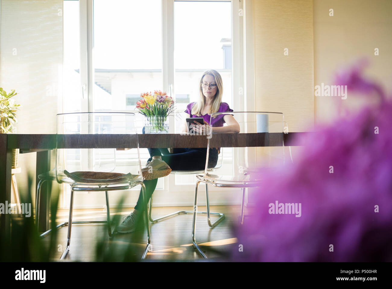 Geschäftsfrau, Sitzen am Tisch mit Tablet Stockfoto