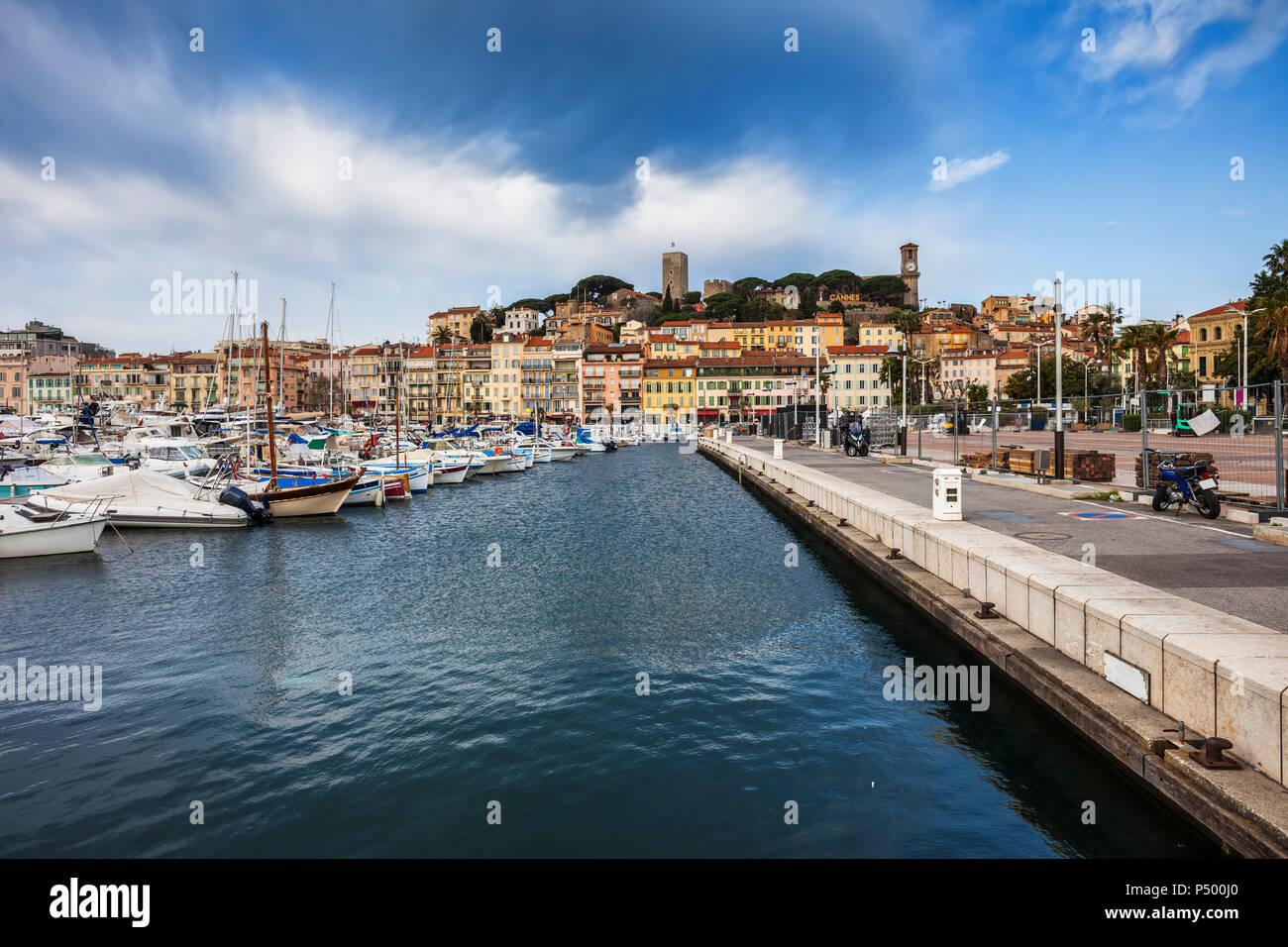 Frankreich, Cannes, Blick auf die Altstadt Le Suquet von Le Vieux Port Stockfoto