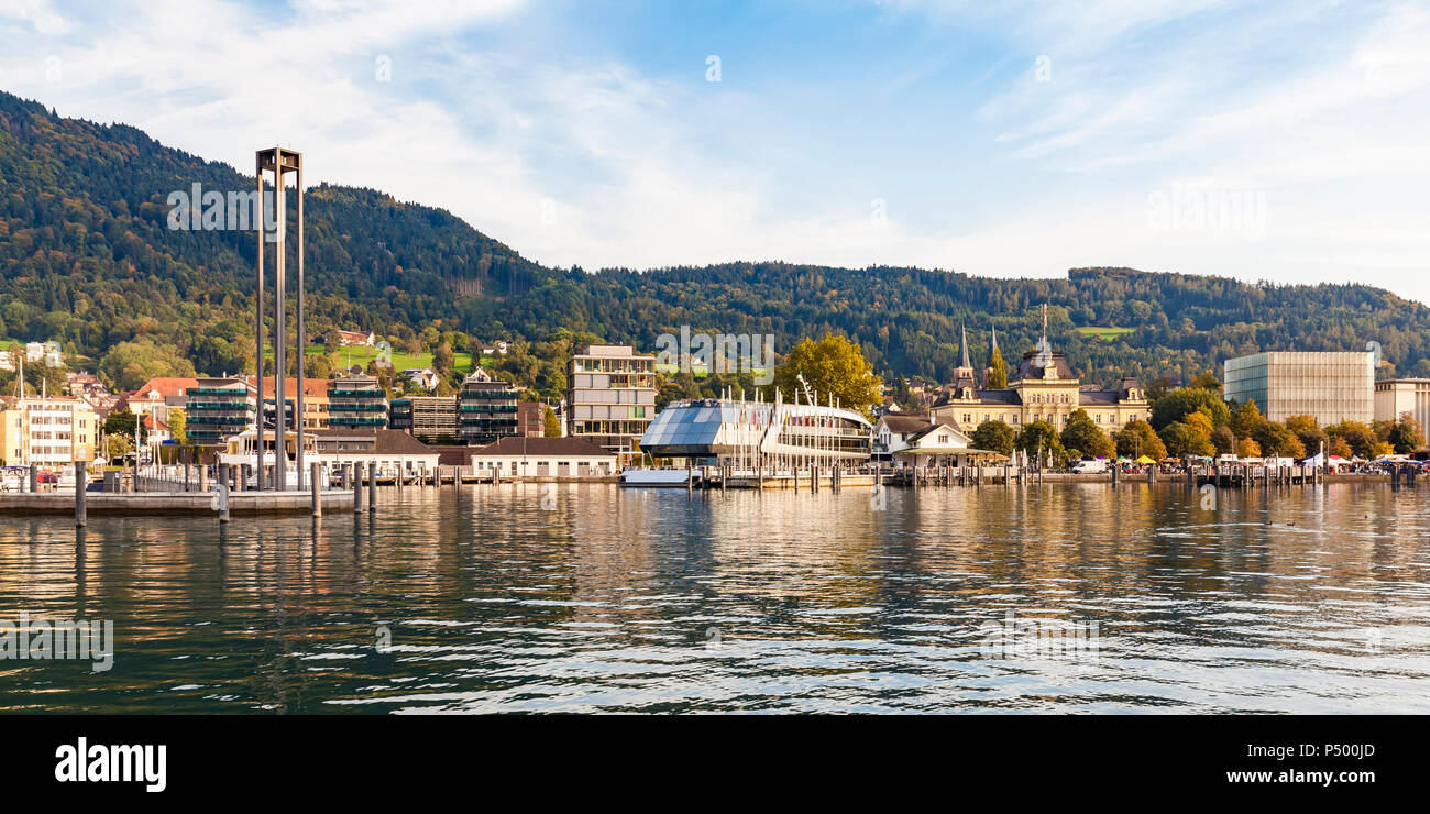 Österreich, Vorarlberg, Bregenz, Bodensee, Hafen mit tourboat, Kunsthaus Bregenz im Hintergrund Stockfoto